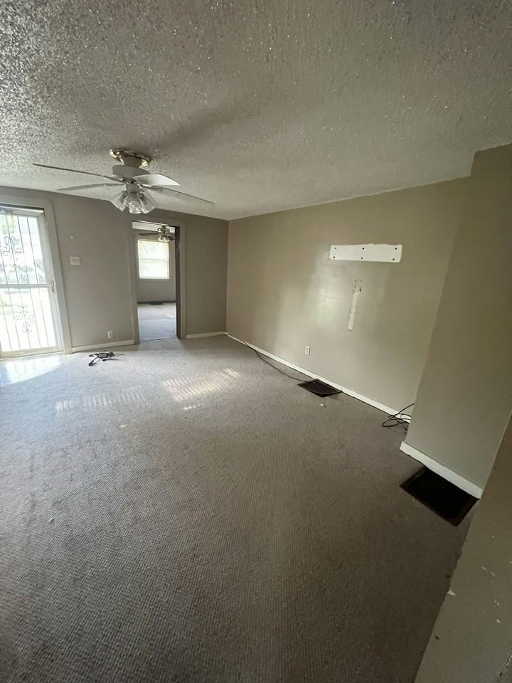 403 East Division Street - Photo 3 of 22