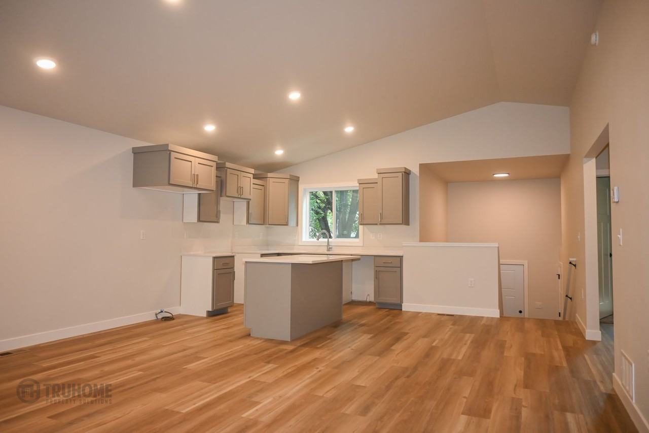 1109 University Dr S - Photo 2 of 26