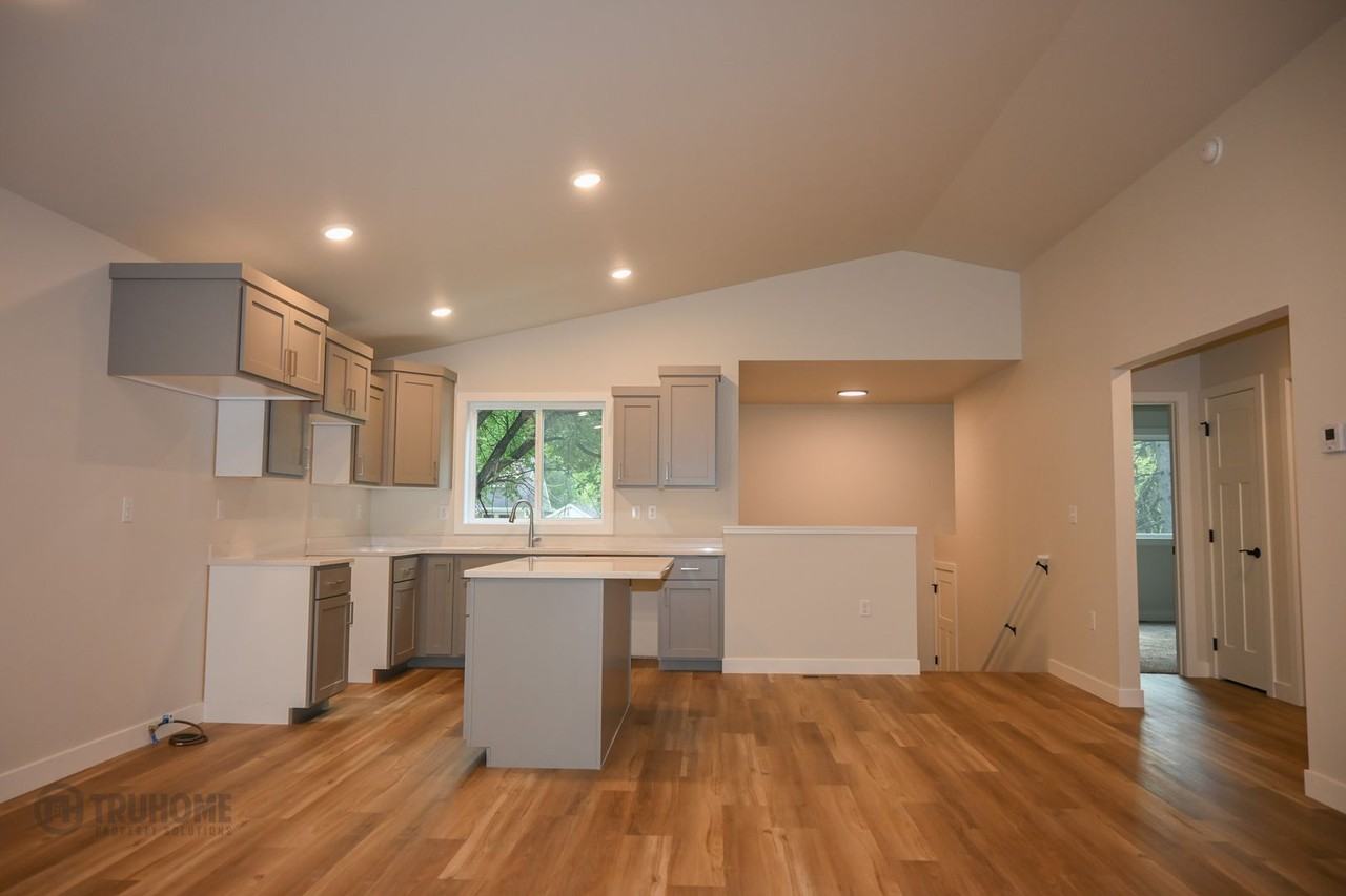 1109 University Dr S - Photo 3 of 26