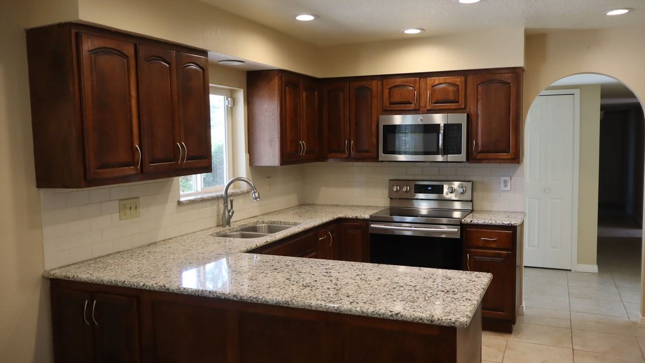 2428 E Sauk Ct - Photo 6 of 30