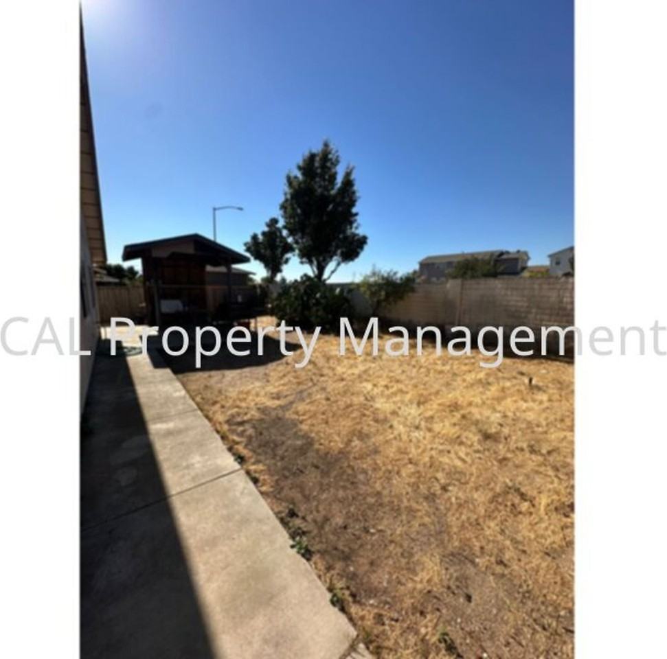 233 Rockrose St - Photo 3 of 4