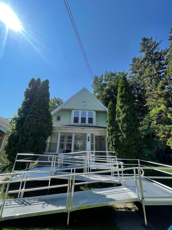 1027 Eleanor St - Photo 2 of 7