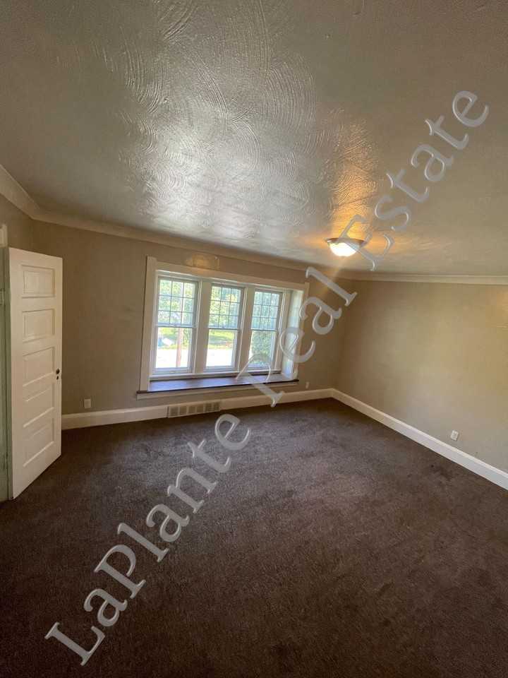 1027 Eleanor St - Photo 6 of 7