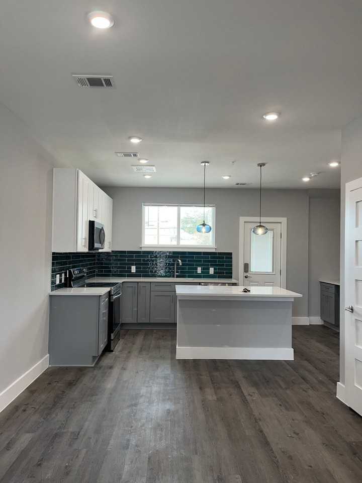 TCU 6 bedroom duplex - Photo 6 of 12