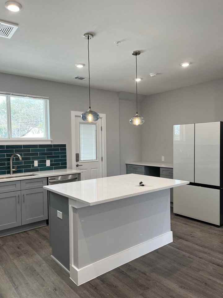 TCU 6 bedroom duplex - Photo 7 of 12