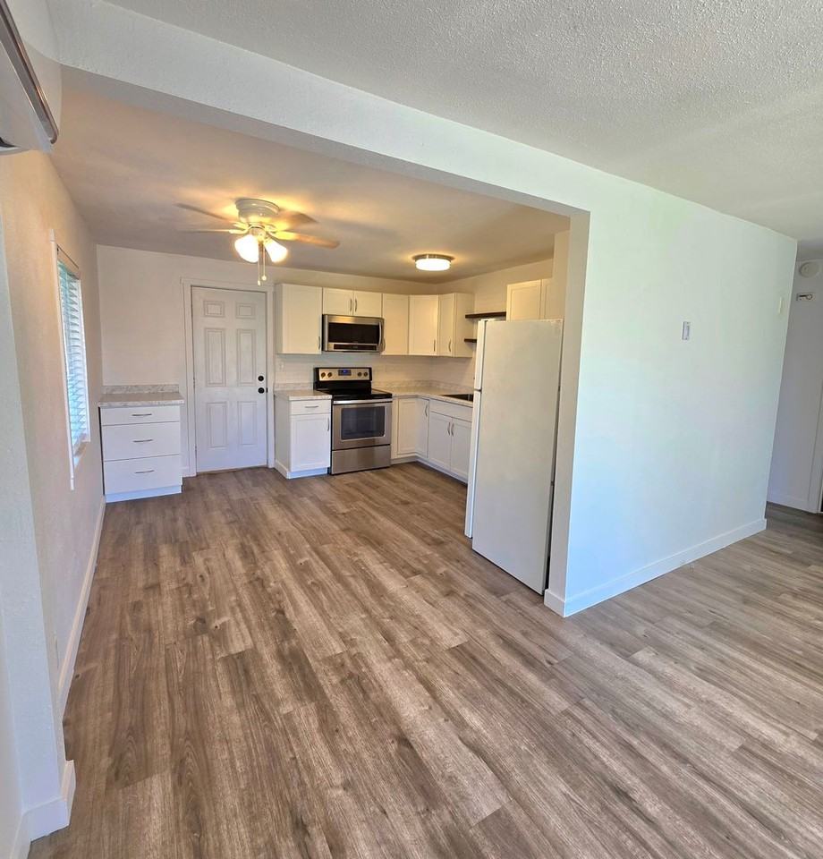 1121 Hawthorne Ave - Photo 3 of 10