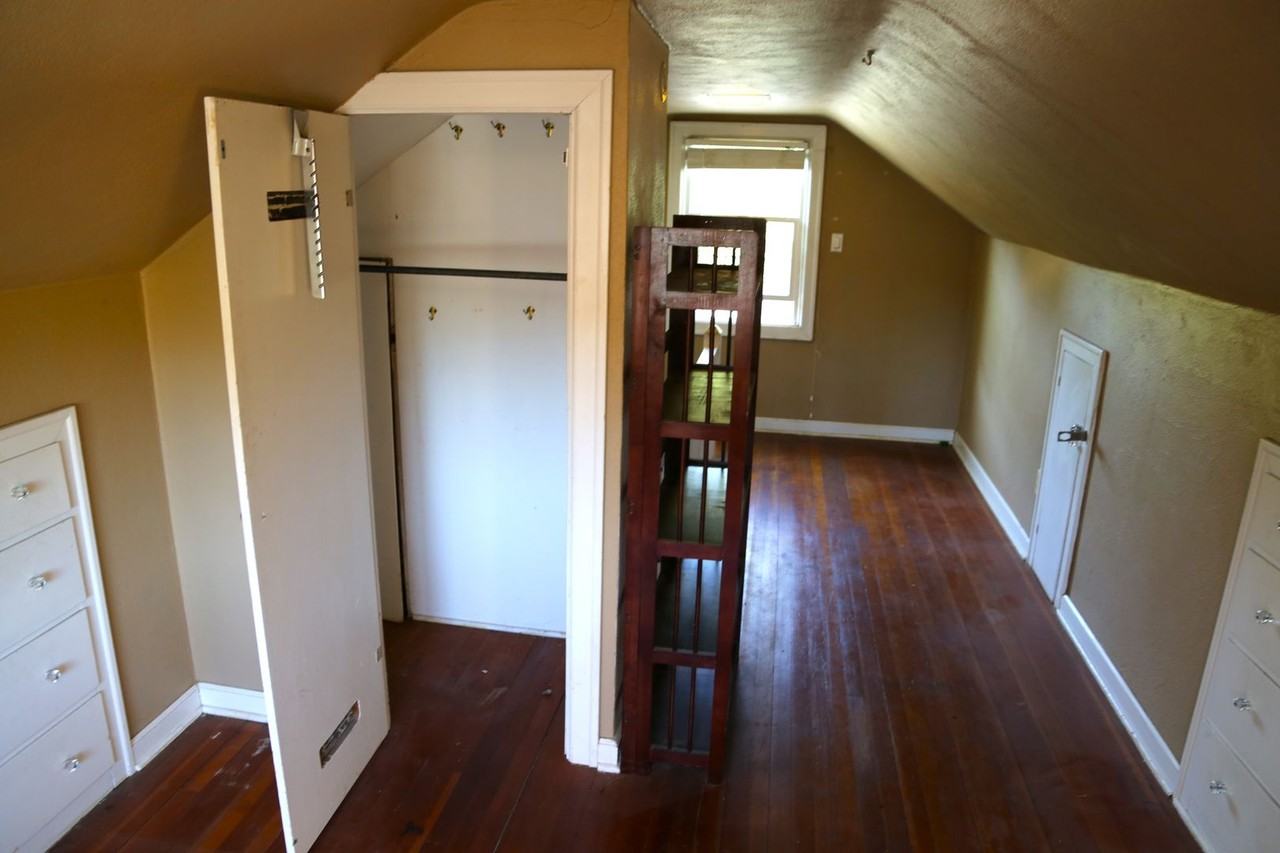 1065 Sw Poplar Pl - Photo 2 of 21