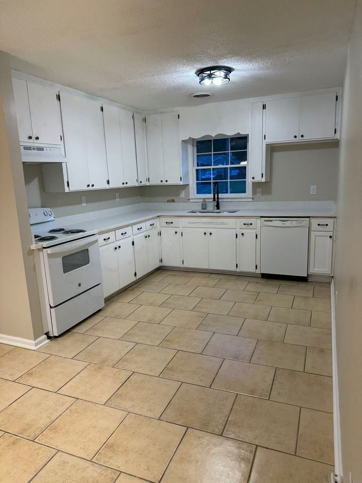 113 Lori St - Photo 3 of 12