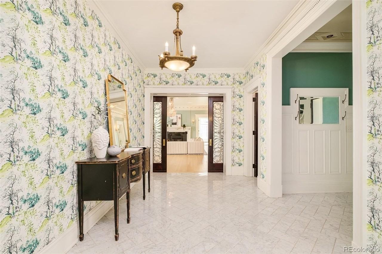 680 N Clarkson St - Photo 4 of 44