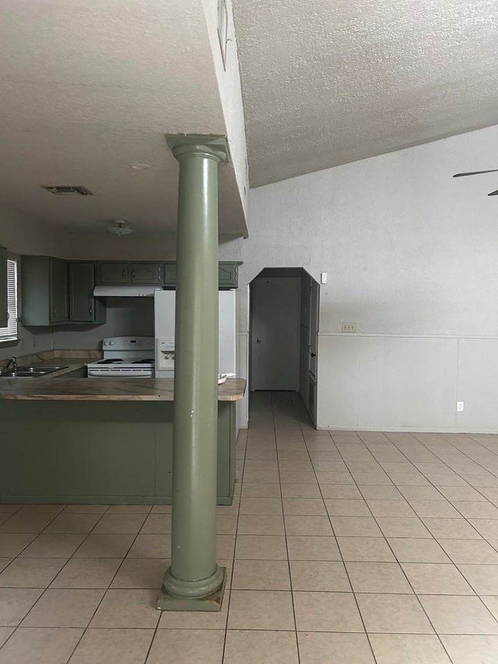 2247 2nd St - Photo 4 of 19