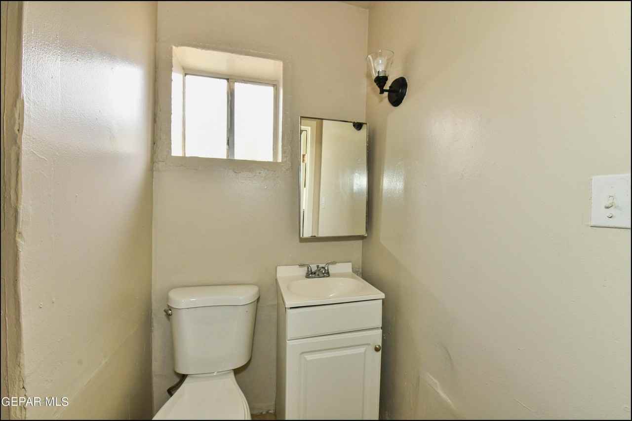 912 S Park St Unit Rear #REAR - Photo 4 of 20