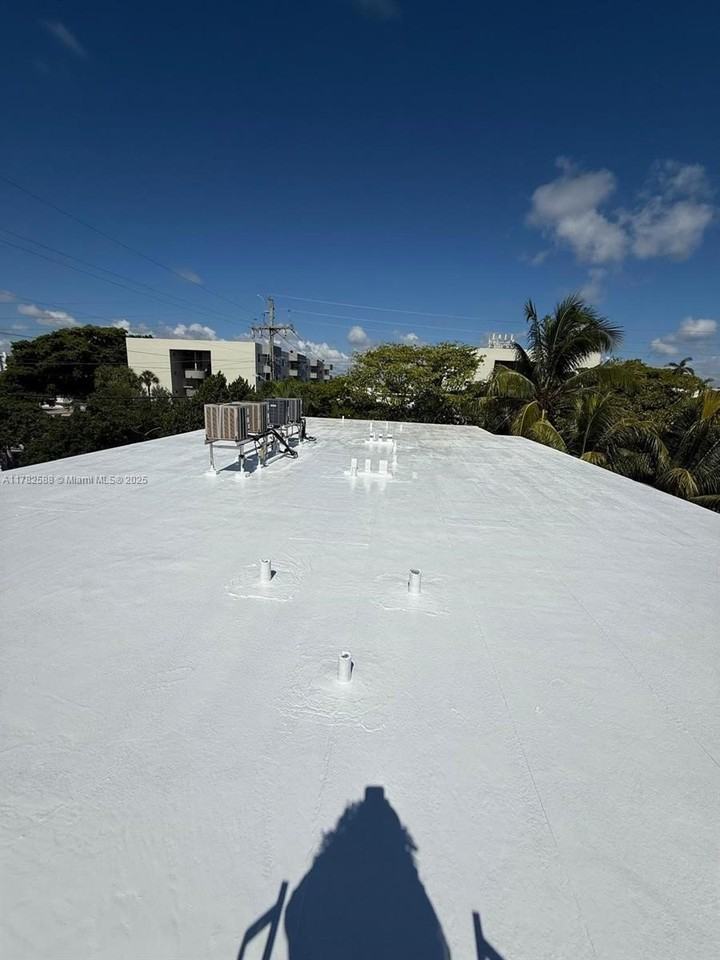 7025 Rue Granville #3 - Photo 3 of 21