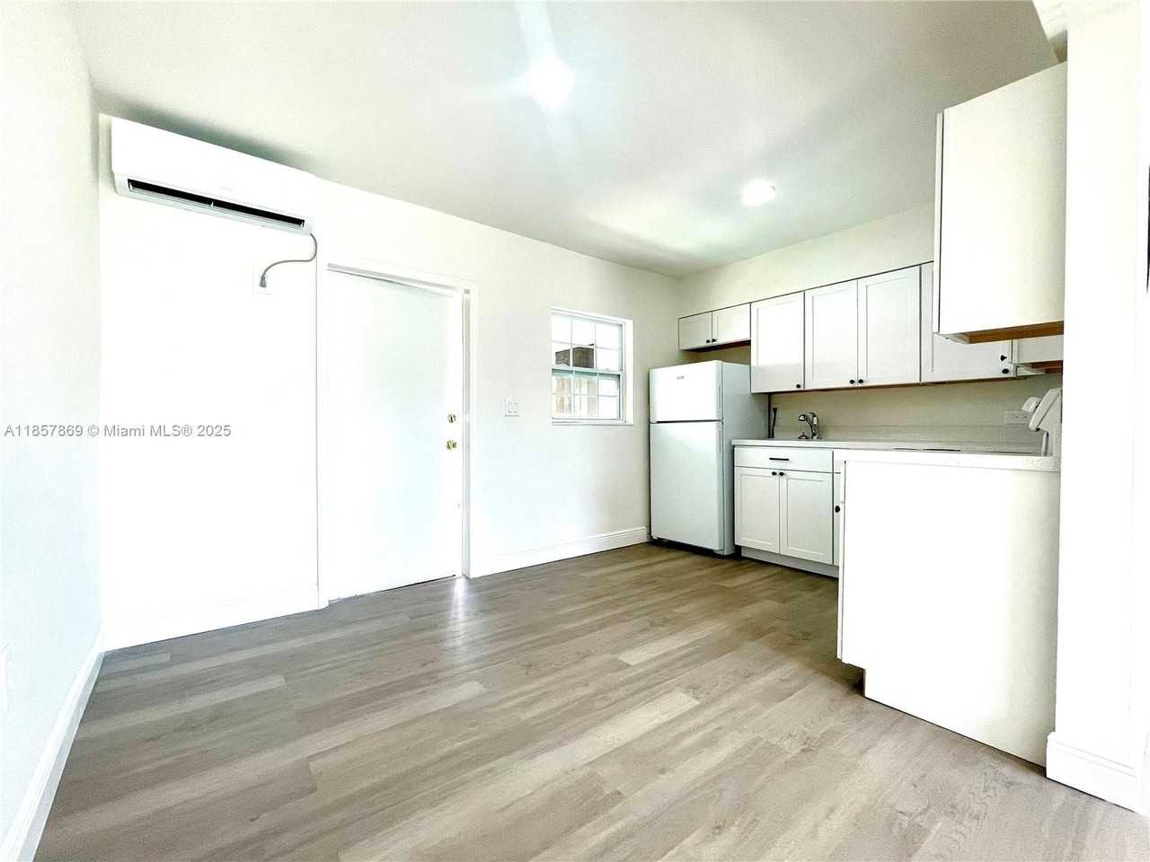 1004 Sw 24th Ave #2EAST - Photo 6 of 17