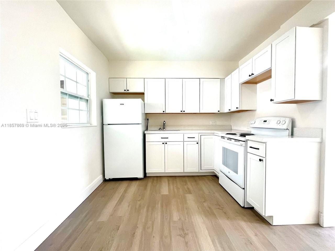 1004 Sw 24th Ave #2EAST - Photo 7 of 17