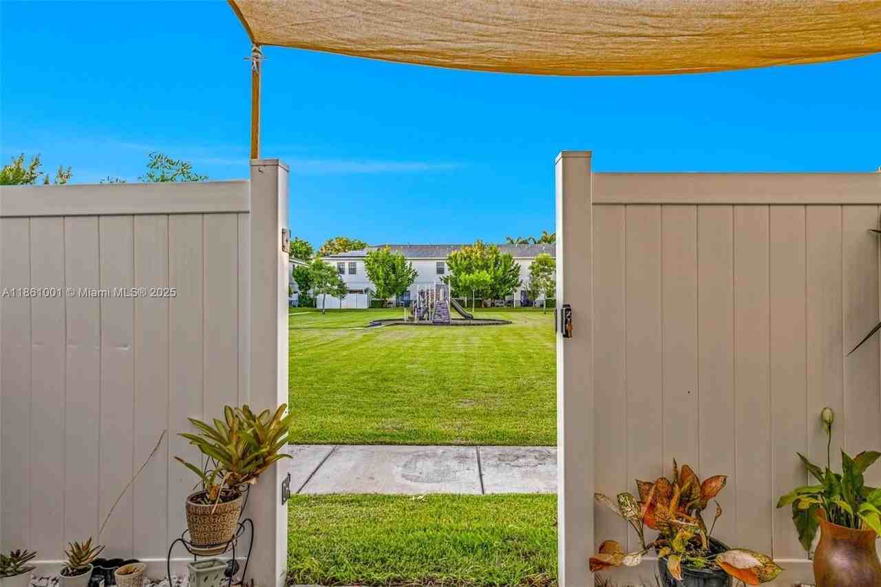 730 Southwest 12th Street - Photo 4 of 18