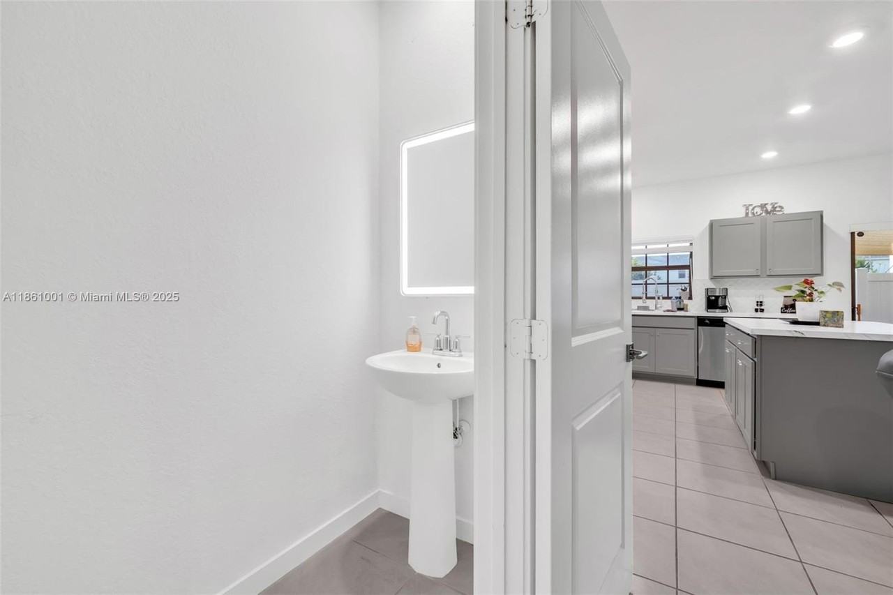 730 Southwest 12th Street - Photo 7 of 18