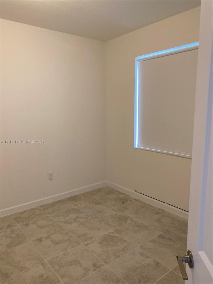 316 NE 208th Ter - Photo 4 of 25