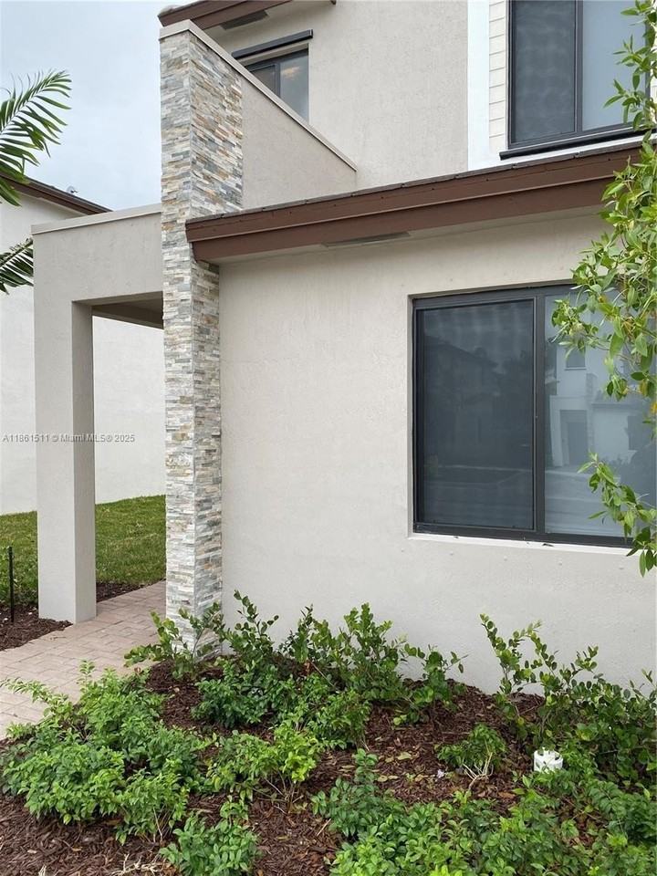 316 NE 208th Ter - Photo 5 of 25