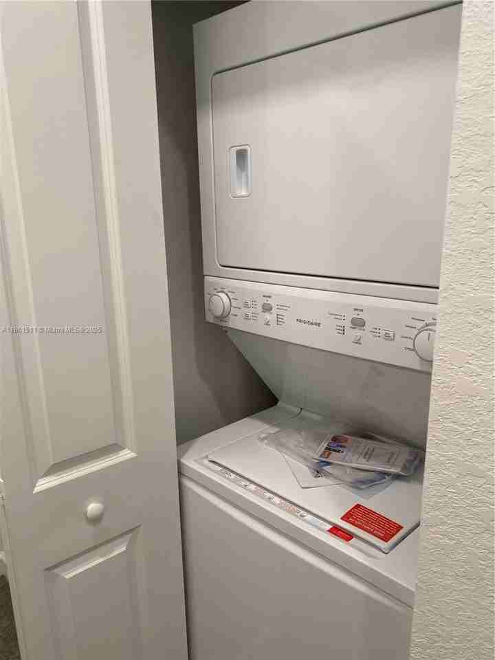 316 NE 208th Ter - Photo 6 of 25