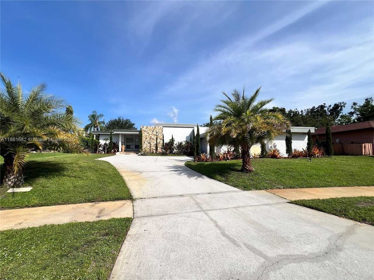 3210 Medinah Cir E #0 - Photo 2 of 32