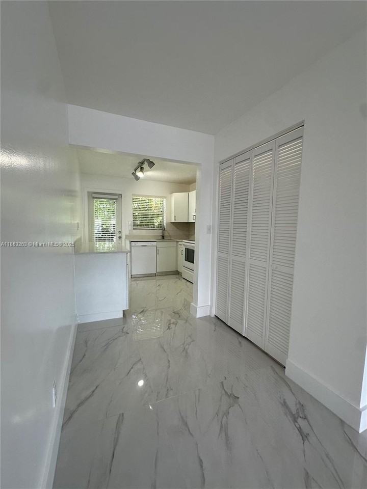 1831 Sw 24th St #0 - Photo 4 of 19