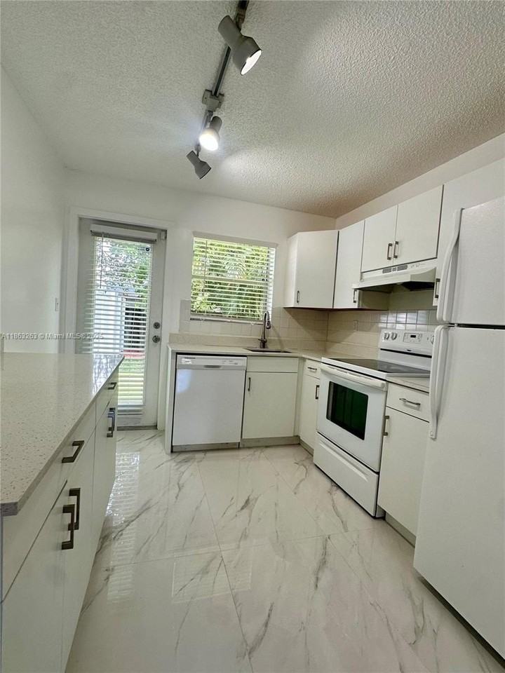 1831 Sw 24th St #0 - Photo 7 of 19