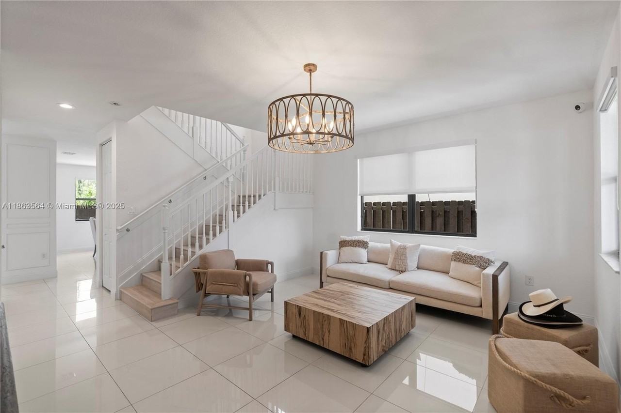 9974 Nw 86th Ter - Photo 3 of 50