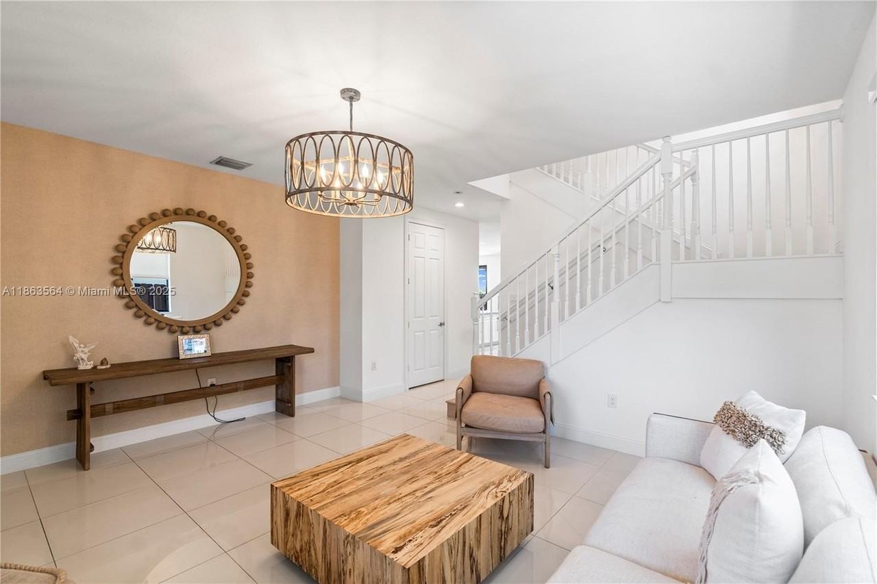 9974 Nw 86th Ter - Photo 4 of 50