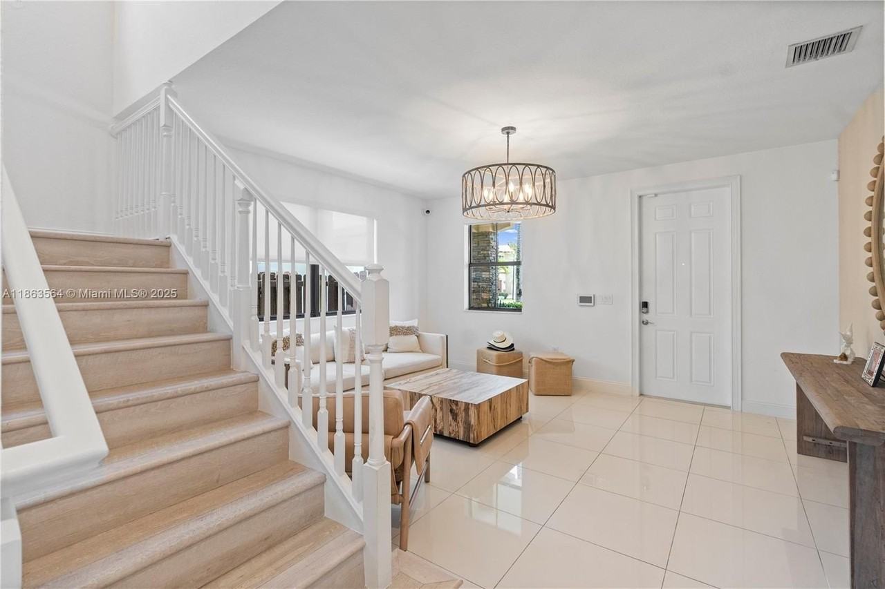 9974 Nw 86th Ter - Photo 5 of 50