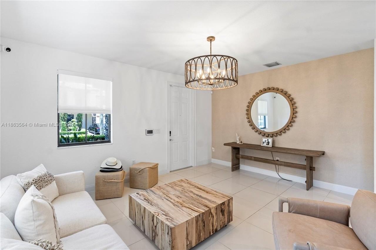 9974 Nw 86th Ter - Photo 6 of 50