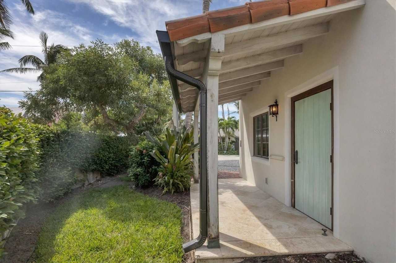 1021 10th St W - Photo 3 of 34