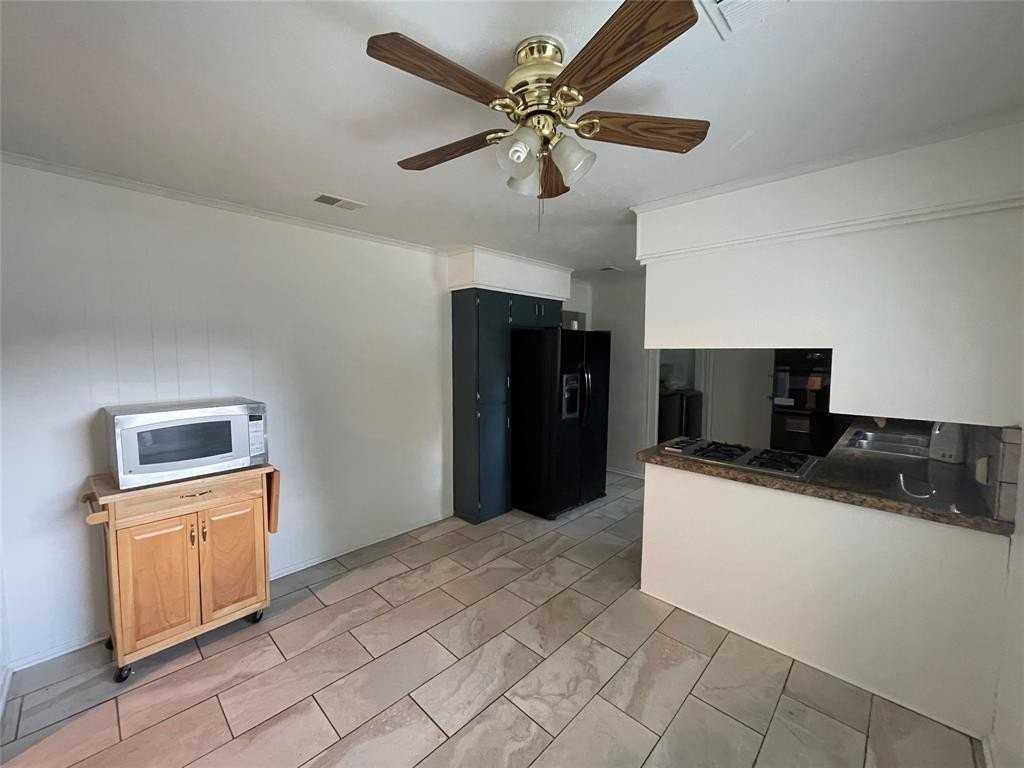 1009 Imperial Drive - Photo 7 of 10