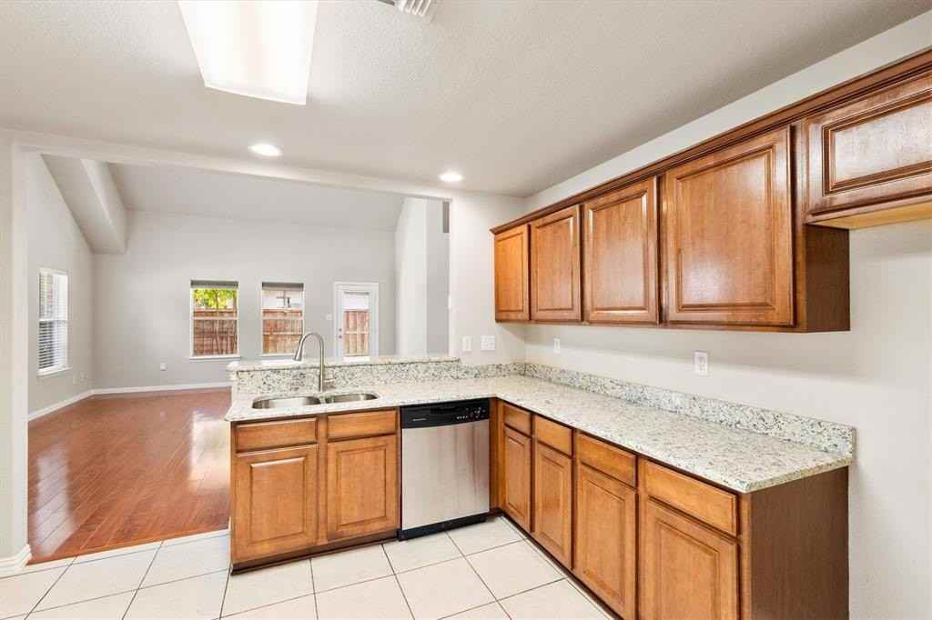 501 W Leland Ave - Photo 5 of 34