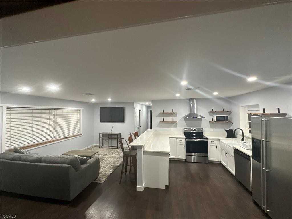 2323 Clifford St - Photo 3 of 8