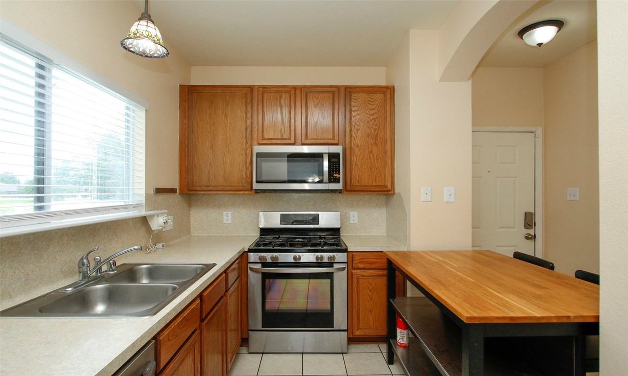 3902 Mossy Place Ln - Photo 4 of 29