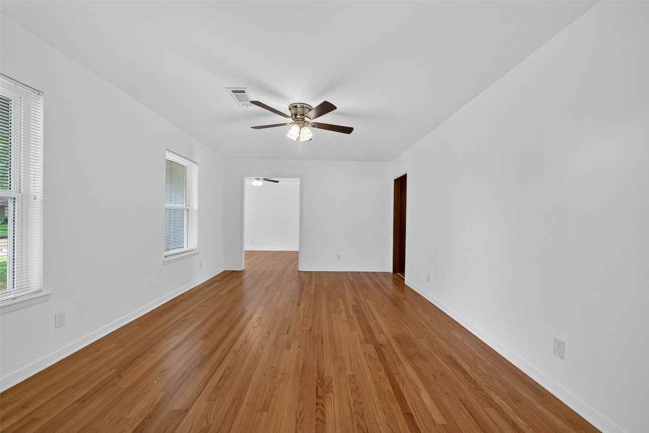 8210 Edgemoor Dr - Photo 4 of 35