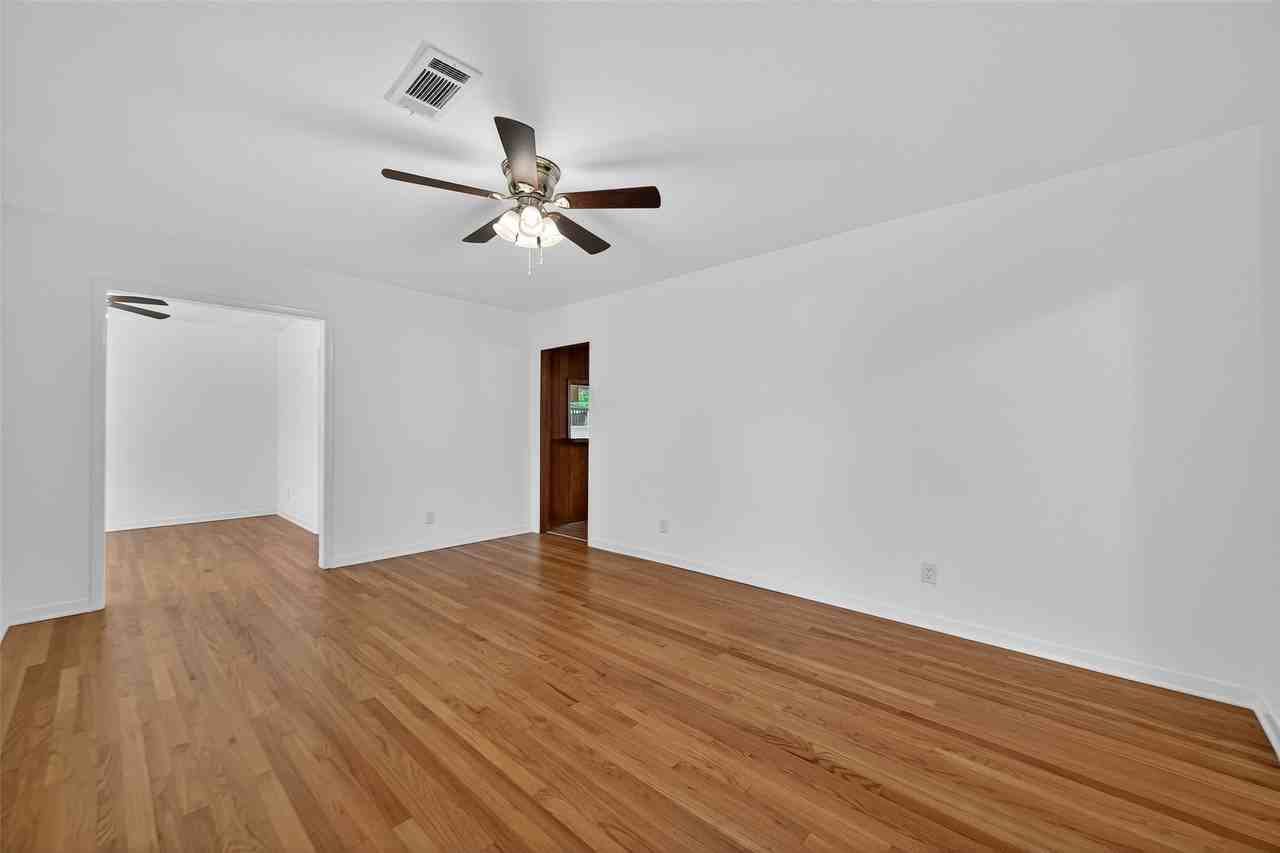 8210 Edgemoor Dr - Photo 5 of 35