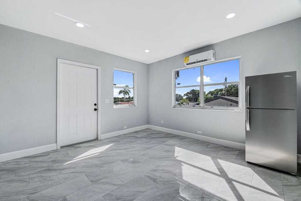 723 21st Street - Photo 3 of 5