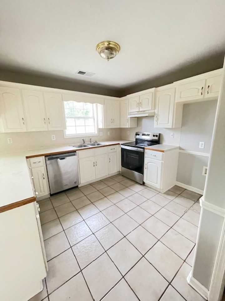 19 Azalea Dr - Photo 5 of 13