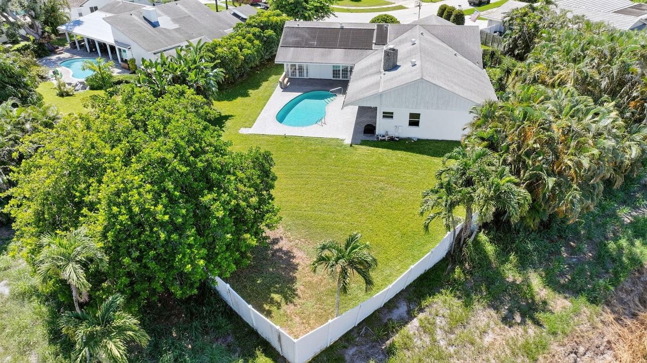 1599 Nw 14th Ave - Photo 2 of 8