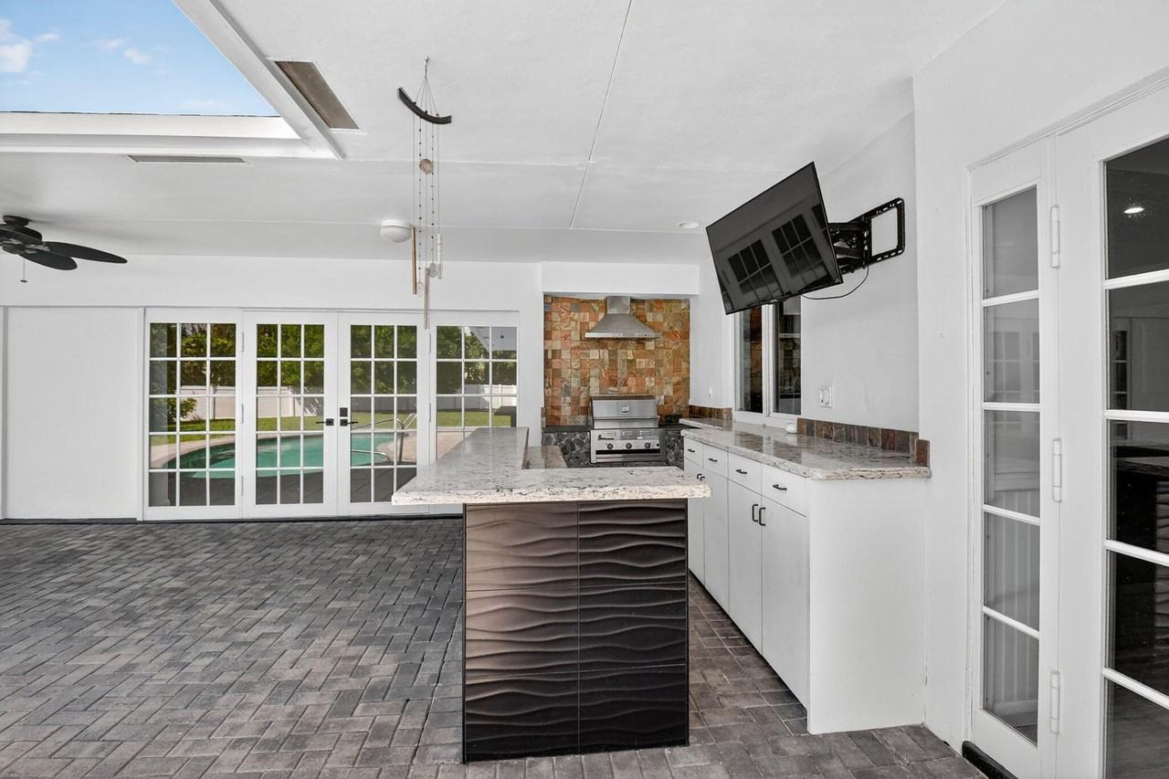 1599 Nw 14th Ave - Photo 7 of 8