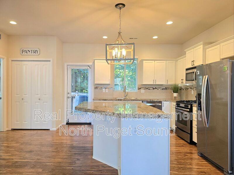 1300 92nd Ave Ne - Photo 4 of 20