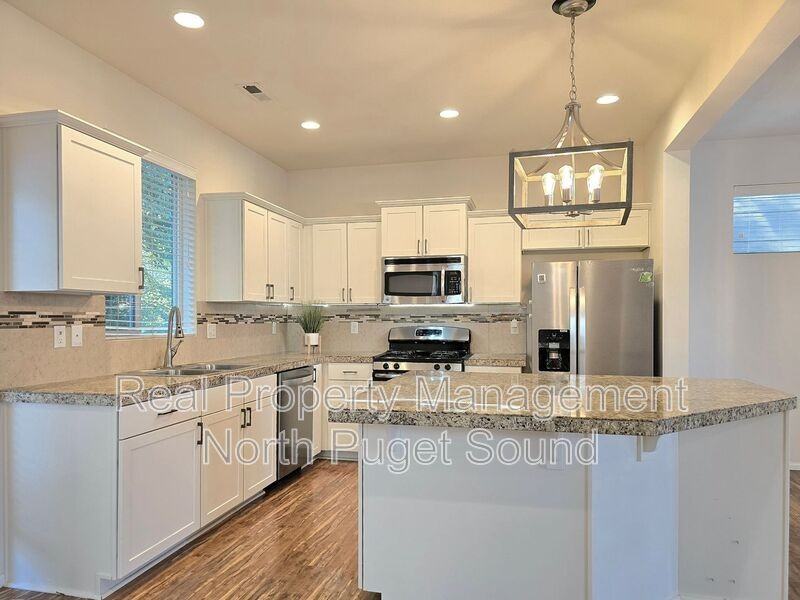 1300 92nd Ave Ne - Photo 2 of 20