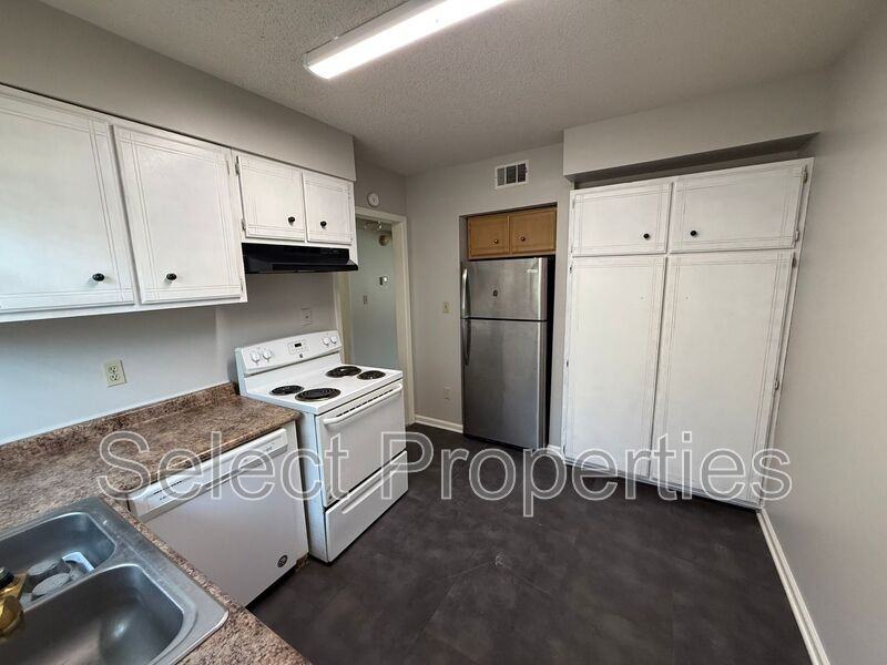 717 Flint St - Photo 3 of 10