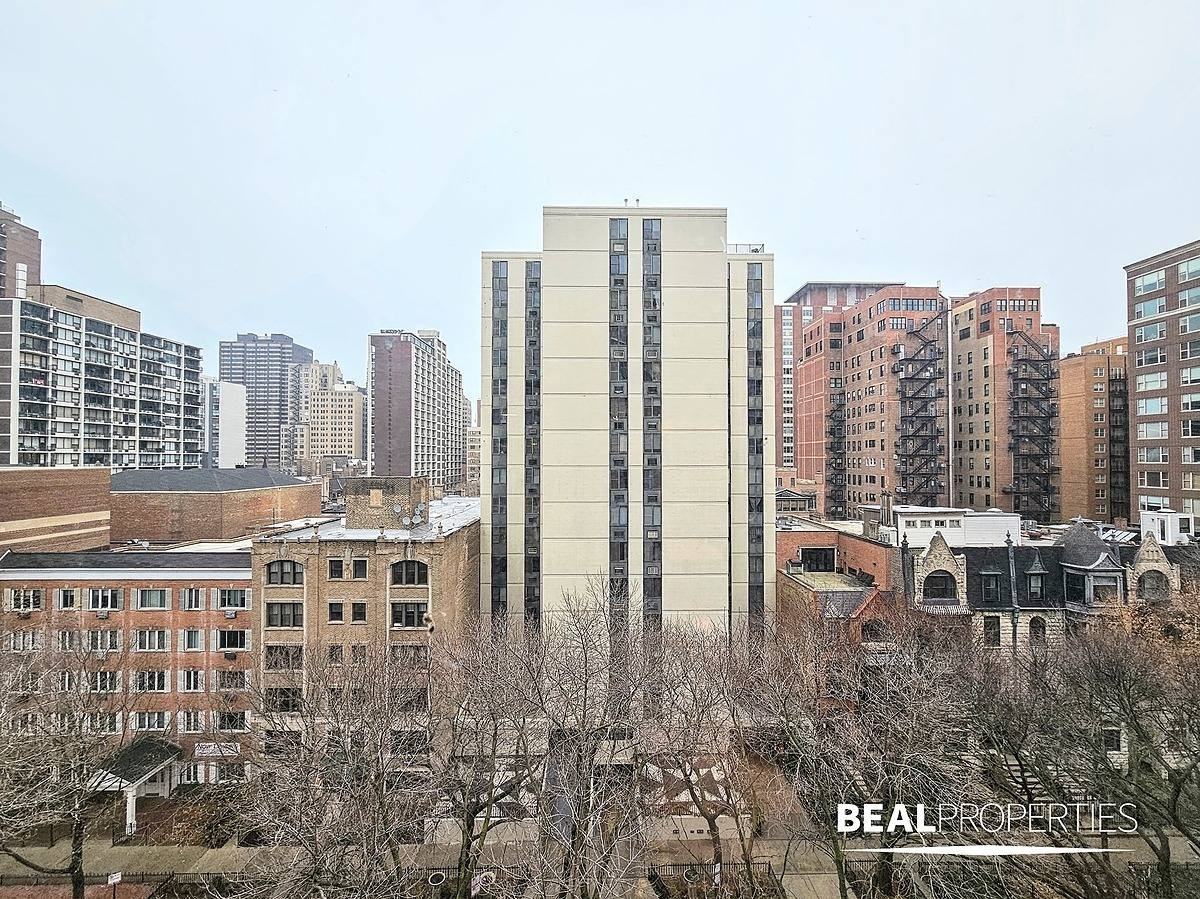 1342 N Dearborn St - Photo 4 of 9