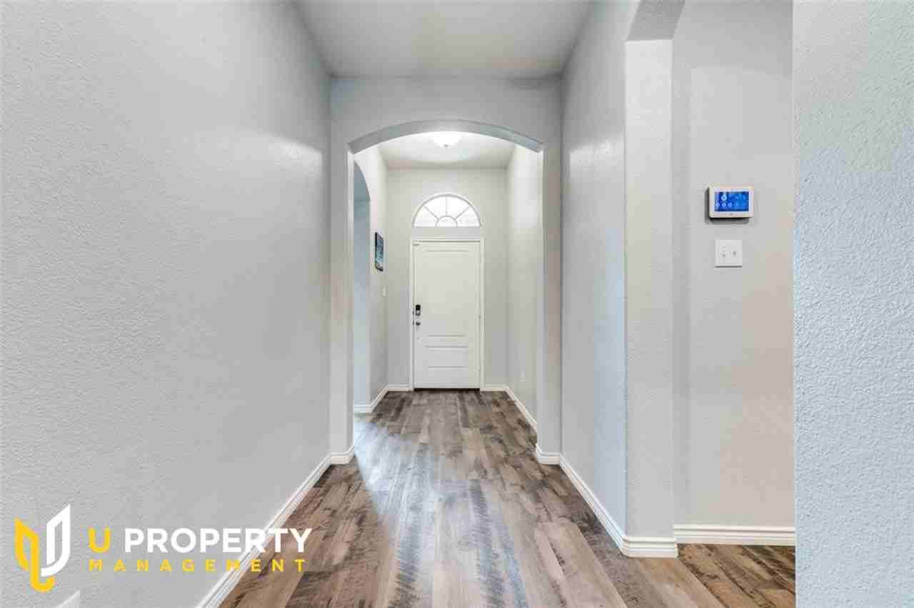 633 Jamestown Ln - Photo 3 of 23