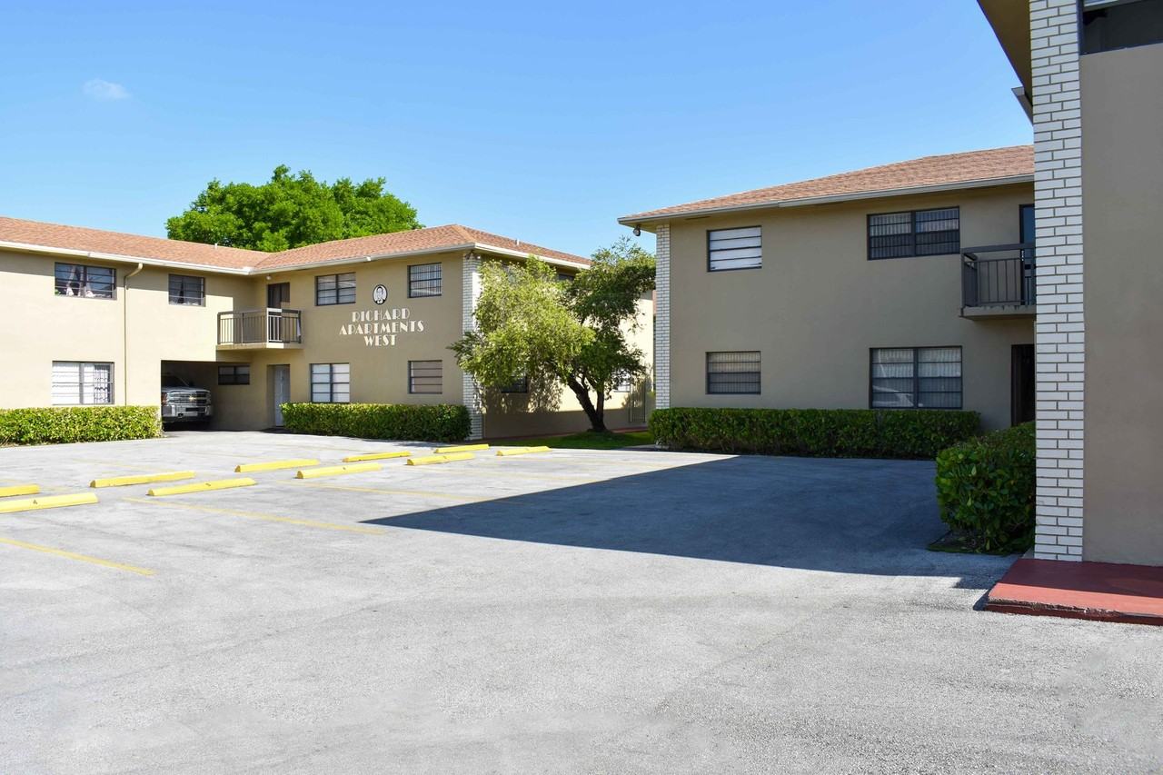 Westland Manor - Photo 5 of 50