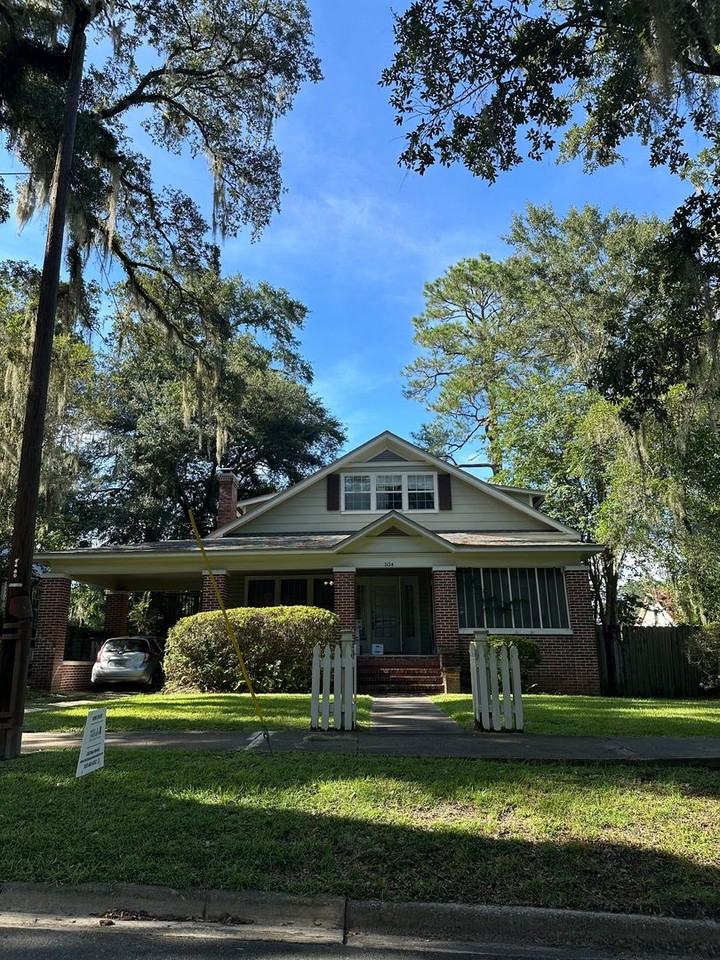 Beautiful downtown quad. 1 and 2 bed units available now. Pets allowed. - Photo 3 of 50