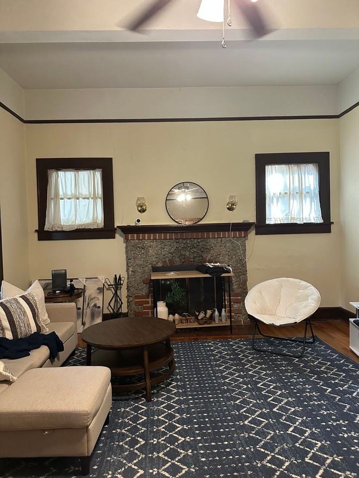 Beautiful downtown quad. 1 and 2 bed units available now. Pets allowed. - Photo 7 of 50