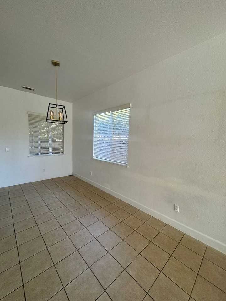 709 Woodacre Dr - Photo 5 of 22
